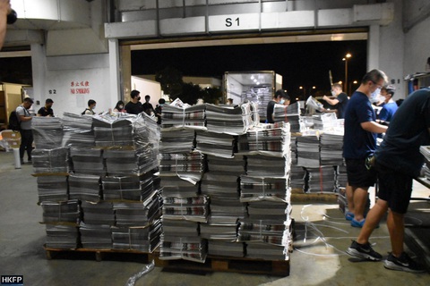 Nhật báo Apple ở Hong Kong từ 100.000 lên 500.000 bản in sau khi bị khám xét - Ảnh 4. Nhật báo Apple ở Hong Kong từ 100.000 lên 500.000 bản in sau khi bị khám xét - Ảnh 4.