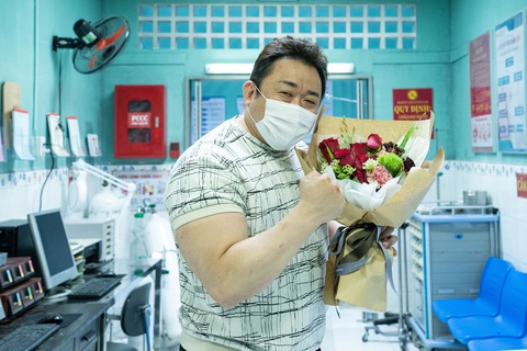 Bệnh viện Việt Nam lên phim của Ma Dong Seok, Khoa Pug bị chỉ trích khi review mộ Chí Tài - Ảnh 4. Bệnh viện Việt Nam lên phim của Ma Dong Seok, Khoa Pug bị chỉ trích khi review mộ Chí Tài - Ảnh 4.