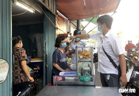 Kiểm soát, hạn chế người qua lại chợ Ga, Phú Nhuận - Ảnh 4. Kiểm soát, hạn chế người qua lại chợ Ga, Phú Nhuận - Ảnh 4.