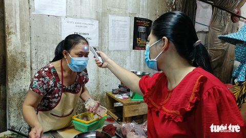 Kiểm soát, hạn chế người qua lại chợ Ga, Phú Nhuận - Ảnh 3. Kiểm soát, hạn chế người qua lại chợ Ga, Phú Nhuận - Ảnh 3.