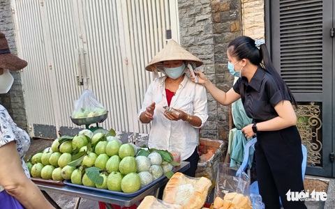 Kiểm soát, hạn chế người qua lại chợ Ga, Phú Nhuận - Ảnh 2. Kiểm soát, hạn chế người qua lại chợ Ga, Phú Nhuận - Ảnh 2.