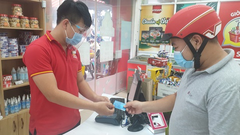 Mua miếng thịt, bó rau... cũng cà thẻ, chuyển khoản - Ảnh 1. Mua miếng thịt, bó rau... cũng cà thẻ, chuyển khoản - Ảnh 1.