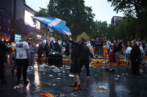 Scotland ăn mừng điên rồ: CĐV say quắc cần câu đâm đầu vào... môtô - Ảnh 8. Scotland ăn mừng điên rồ: CĐV say quắc cần câu đâm đầu vào... môtô - Ảnh 8.