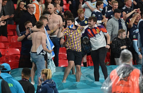 Scotland ăn mừng điên rồ: CĐV say quắc cần câu đâm đầu vào... môtô - Ảnh 4. Scotland ăn mừng điên rồ: CĐV say quắc cần câu đâm đầu vào... môtô - Ảnh 4.