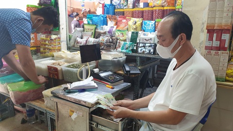 Chợ ế, các tiểu thương bán hàng qua Zalo, tiền vào tài khoản là hàng ship tận nhà - Ảnh 3. Chợ ế, các tiểu thương bán hàng qua Zalo, tiền vào tài khoản là hàng ship tận nhà - Ảnh 3.