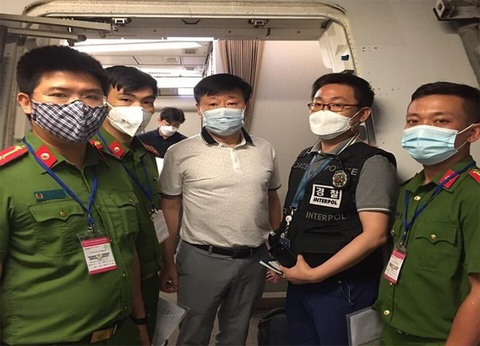 Phát hiện người đàn ông Hàn Quốc trốn truy nã, sống chui trong một chung cư - Ảnh 1. Phát hiện người đàn ông Hàn Quốc trốn truy nã, sống chui trong một chung cư - Ảnh 1.