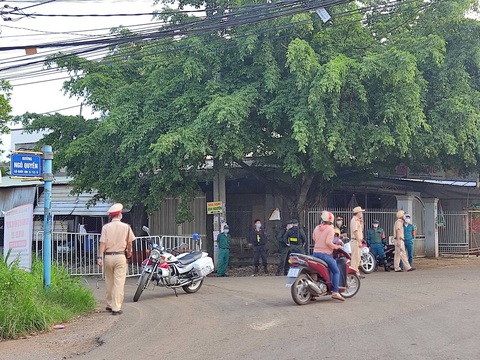 Thợ hồ nghi nhiễm COVID-19 đi nhiều nơi, Đồng Nai phong tỏa 3 khu vực ở Long Khánh - Ảnh 2. Thợ hồ nghi nhiễm COVID-19 đi nhiều nơi, Đồng Nai phong tỏa 3 khu vực ở Long Khánh - Ảnh 2.