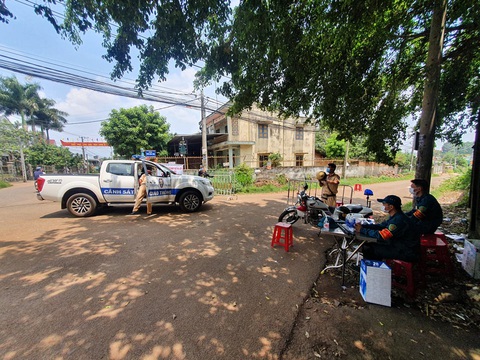 Thợ hồ nghi nhiễm COVID-19 đi nhiều nơi, Đồng Nai phong tỏa 3 khu vực ở Long Khánh - Ảnh 3. Thợ hồ nghi nhiễm COVID-19 đi nhiều nơi, Đồng Nai phong tỏa 3 khu vực ở Long Khánh - Ảnh 3.