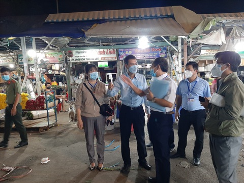 Kiểm tra đột xuất công tác chống dịch COVID-19 ở chợ đầu mối nông sản Thủ Đức - Ảnh 1. Kiểm tra đột xuất công tác chống dịch COVID-19 ở chợ đầu mối nông sản Thủ Đức - Ảnh 1.