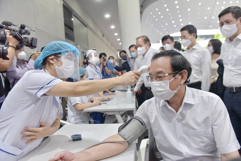 TP.HCM bắt đầu đợt tiêm chủng vắc xin COVID-19 quy mô lớn - Ảnh 2. TP.HCM bắt đầu đợt tiêm chủng vắc xin COVID-19 quy mô lớn - Ảnh 2.