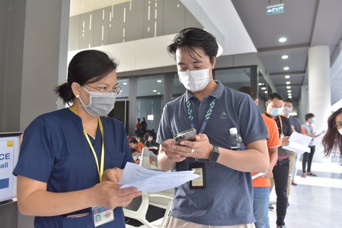 TP.HCM bắt đầu đợt tiêm chủng vắc xin COVID-19 quy mô lớn - Ảnh 5. TP.HCM bắt đầu đợt tiêm chủng vắc xin COVID-19 quy mô lớn - Ảnh 5.