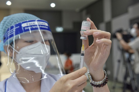 TP.HCM bắt đầu đợt tiêm chủng vắc xin COVID-19 quy mô lớn - Ảnh 7. TP.HCM bắt đầu đợt tiêm chủng vắc xin COVID-19 quy mô lớn - Ảnh 7.
