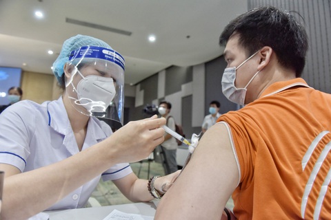 Thêm 580.000 liều vắc xin AstraZeneca do VNVC mua về tới TP.HCM - Ảnh 1. Thêm 580.000 liều vắc xin AstraZeneca do VNVC mua về tới TP.HCM - Ảnh 1.