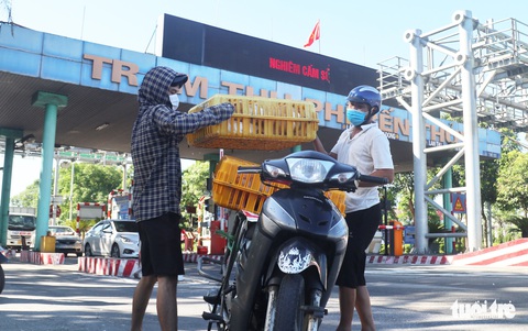 Chở hàng hóa vào thành phố Vinh, tài xế lo bị cách ly 21 ngày - Ảnh 6. Chở hàng hóa vào thành phố Vinh, tài xế lo bị cách ly 21 ngày - Ảnh 6.