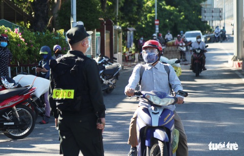 Chở hàng hóa vào thành phố Vinh, tài xế lo bị cách ly 21 ngày - Ảnh 3. Chở hàng hóa vào thành phố Vinh, tài xế lo bị cách ly 21 ngày - Ảnh 3.