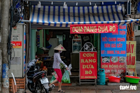 Hà Nội cân nhắc mở cửa lại quán ăn, cắt tóc... trong tuần tới - Ảnh 1. Hà Nội cân nhắc mở cửa lại quán ăn, cắt tóc... trong tuần tới - Ảnh 1.