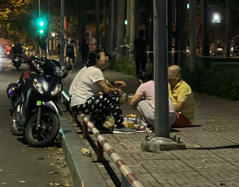 3 ông 2 bà ở các nơi hẹn nhau đến vỉa hè công viên Gia Định bày mâm nhậu - Ảnh 1. 3 ông 2 bà ở các nơi hẹn nhau đến vỉa hè công viên Gia Định bày mâm nhậu - Ảnh 1.