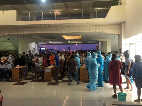 TP.HCM lấy mẫu xét nghiệm sàng lọc cho 45.000 công nhân Khu công nghệ cao - Ảnh 1. TP.HCM lấy mẫu xét nghiệm sàng lọc cho 45.000 công nhân Khu công nghệ cao - Ảnh 1.
