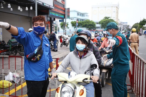 Ngày thứ 3 qua chốt ở Gò Vấp: Nơi thoáng, nơi xả trạm, kiểm tra theo xác suất - Ảnh 6. Ngày thứ 3 qua chốt ở Gò Vấp: Nơi thoáng, nơi xả trạm, kiểm tra theo xác suất - Ảnh 6.