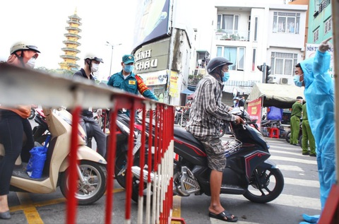 Ngày thứ 3 qua chốt ở Gò Vấp: Nơi thoáng, nơi xả trạm, kiểm tra theo xác suất - Ảnh 5. Ngày thứ 3 qua chốt ở Gò Vấp: Nơi thoáng, nơi xả trạm, kiểm tra theo xác suất - Ảnh 5.