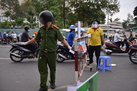 Ngày thứ 3 qua chốt ở Gò Vấp: Nơi thoáng, nơi xả trạm, kiểm tra theo xác suất - Ảnh 3. Ngày thứ 3 qua chốt ở Gò Vấp: Nơi thoáng, nơi xả trạm, kiểm tra theo xác suất - Ảnh 3.