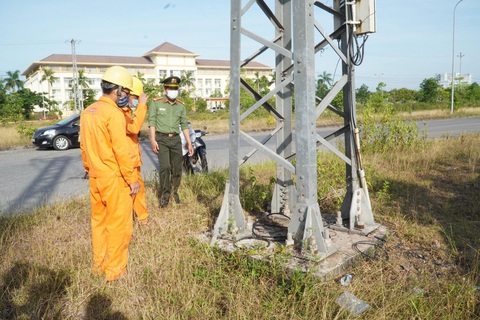 Tuyến đường dây 22 kV bị tháo trộm hơn 32 thanh giằng - Ảnh 1. Tuyến đường dây 22 kV bị tháo trộm hơn 32 thanh giằng - Ảnh 1.