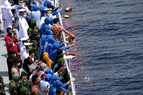 Indonesia dừng cuộc trục vớt tàu ngầm chìm cùng 53 thủy thủ ở Bali - Ảnh 1. Indonesia dừng cuộc trục vớt tàu ngầm chìm cùng 53 thủy thủ ở Bali - Ảnh 1.