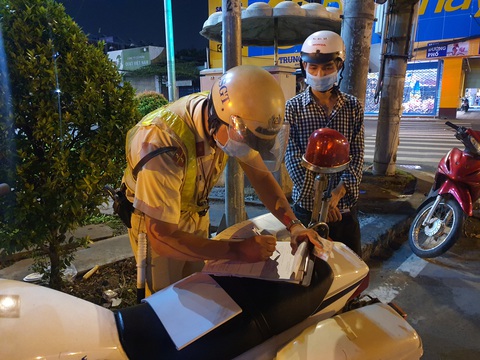 ‘Nhà tôi gần đây, đi ra mua thức ăn chút xíu nên không đeo khẩu trang!’ - Ảnh 2. ‘Nhà tôi gần đây, đi ra mua thức ăn chút xíu nên không đeo khẩu trang!’ - Ảnh 2.