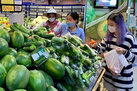 Siêu thị ưu tiên giao thực phẩm tận nhà - Ảnh 1. Siêu thị ưu tiên giao thực phẩm tận nhà - Ảnh 1.
