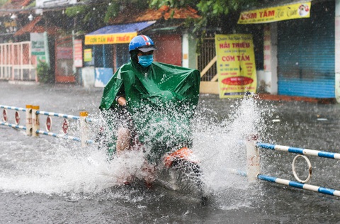 TP.HCM ngập sau mưa nặng hạt, rác nổi lềnh bềnh - Ảnh 5. TP.HCM ngập sau mưa nặng hạt, rác nổi lềnh bềnh - Ảnh 5.