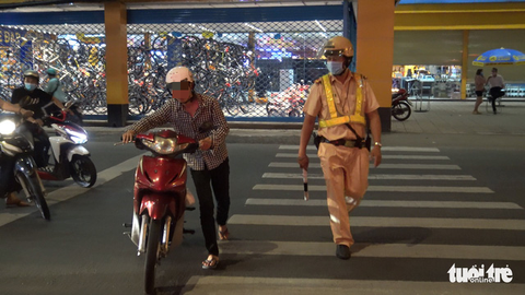 ‘Nhà tôi gần đây, đi ra mua thức ăn chút xíu nên không đeo khẩu trang!’ - Ảnh 3. ‘Nhà tôi gần đây, đi ra mua thức ăn chút xíu nên không đeo khẩu trang!’ - Ảnh 3.