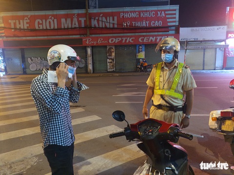 ‘Nhà tôi gần đây, đi ra mua thức ăn chút xíu nên không đeo khẩu trang!’ - Ảnh 4. ‘Nhà tôi gần đây, đi ra mua thức ăn chút xíu nên không đeo khẩu trang!’ - Ảnh 4.