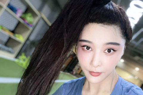 Nữ streamer bị Phạm Băng Băng kiện vì quá giống bản chính - Ảnh 1. Nữ streamer bị Phạm Băng Băng kiện vì quá giống bản chính - Ảnh 1.