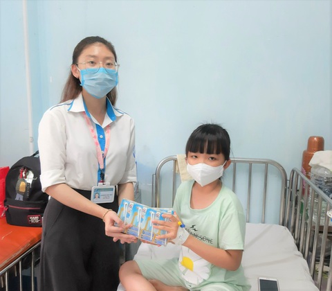 450.000 ly sữa yêu thương, tiếp sức cho tâm dịch vững vàng. - Ảnh 1. 450.000 ly sữa yêu thương, tiếp sức cho tâm dịch vững vàng. - Ảnh 1.