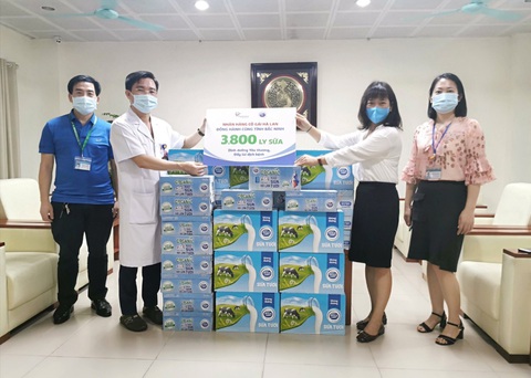 450.000 ly sữa yêu thương, tiếp sức cho tâm dịch vững vàng. - Ảnh 2. 450.000 ly sữa yêu thương, tiếp sức cho tâm dịch vững vàng. - Ảnh 2.