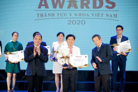 Bác sĩ Tú Dung nhận cúp vàng Thành tựu y khoa Việt Nam 2020 - Ảnh 1. Bác sĩ Tú Dung nhận cúp vàng Thành tựu y khoa Việt Nam 2020 - Ảnh 1.