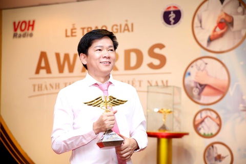 Bác sĩ Tú Dung nhận cúp vàng Thành tựu y khoa Việt Nam 2020 - Ảnh 2. Bác sĩ Tú Dung nhận cúp vàng Thành tựu y khoa Việt Nam 2020 - Ảnh 2.