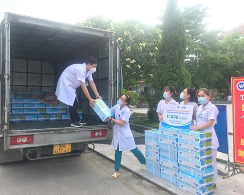 450.000 ly sữa yêu thương, tiếp sức cho tâm dịch vững vàng. - Ảnh 3. 450.000 ly sữa yêu thương, tiếp sức cho tâm dịch vững vàng. - Ảnh 3.