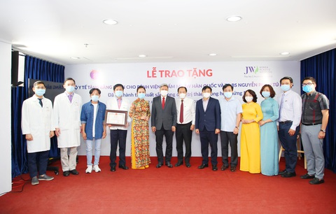 Bác sĩ Tú Dung nhận cúp vàng Thành tựu y khoa Việt Nam 2020 - Ảnh 4. Bác sĩ Tú Dung nhận cúp vàng Thành tựu y khoa Việt Nam 2020 - Ảnh 4.