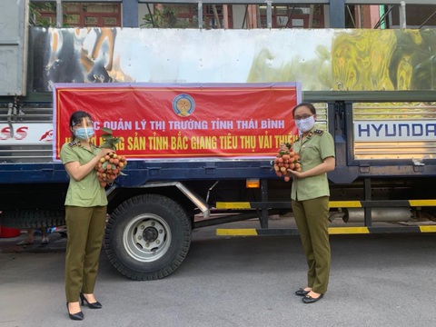 Quản lý thị trường kiêm thêm vai kết nối, bán nông sản - Ảnh 1. Quản lý thị trường kiêm thêm vai kết nối, bán nông sản - Ảnh 1.