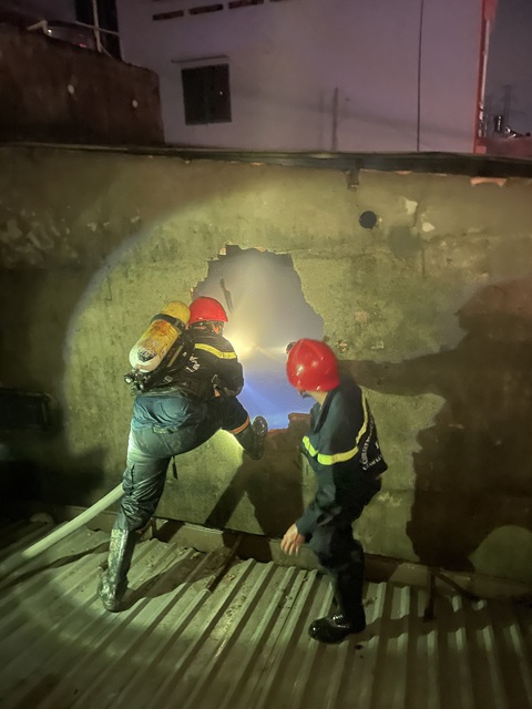 Cháy nhà Tân Phú lúc nửa đêm, vợ chết, 2 cha con bị thương - Ảnh 1. Cháy nhà Tân Phú lúc nửa đêm, vợ chết, 2 cha con bị thương - Ảnh 1.