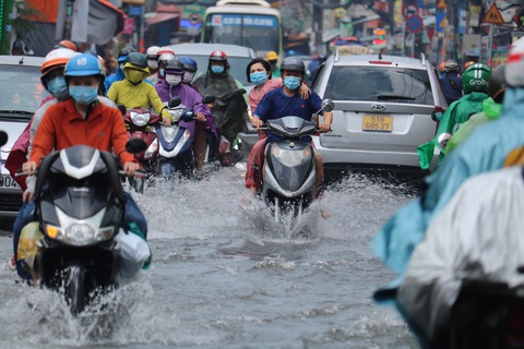 TP.HCM ngập sau mưa nặng hạt, rác nổi lềnh bềnh - Ảnh 3. TP.HCM ngập sau mưa nặng hạt, rác nổi lềnh bềnh - Ảnh 3.
