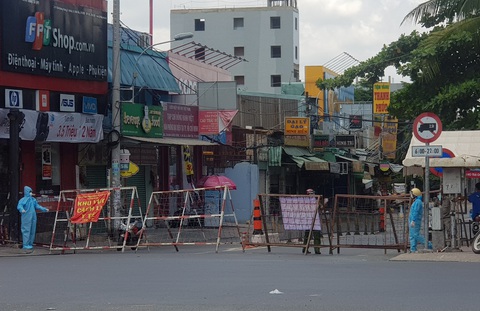 3 khu phố phong tỏa tại Bình Tân: Không ai đến nhà ai, không cho ai vào nhà mình - Ảnh 2. 3 khu phố phong tỏa tại Bình Tân: Không ai đến nhà ai, không cho ai vào nhà mình - Ảnh 2.