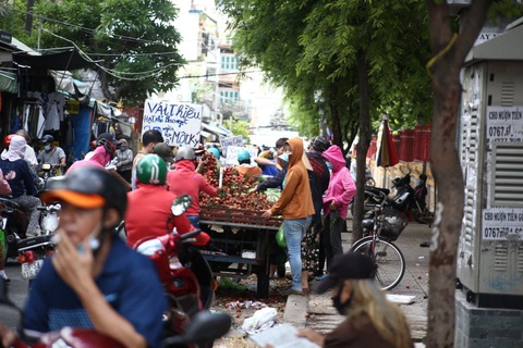 Nhiều chợ tự phát ở TP.HCM vẫn đông đúc dù có lệnh cấm - Ảnh 4. Nhiều chợ tự phát ở TP.HCM vẫn đông đúc dù có lệnh cấm - Ảnh 4.