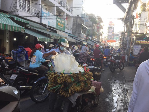 Nhiều chợ tự phát ở TP.HCM vẫn đông đúc dù có lệnh cấm - Ảnh 2. Nhiều chợ tự phát ở TP.HCM vẫn đông đúc dù có lệnh cấm - Ảnh 2.
