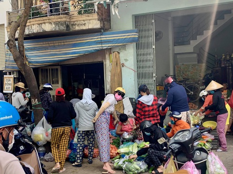 Nhiều chợ tự phát ở TP.HCM vẫn đông đúc dù có lệnh cấm - Ảnh 5. Nhiều chợ tự phát ở TP.HCM vẫn đông đúc dù có lệnh cấm - Ảnh 5.