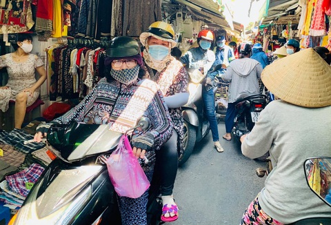 Nhiều chợ tự phát ở TP.HCM vẫn đông đúc dù có lệnh cấm - Ảnh 6. Nhiều chợ tự phát ở TP.HCM vẫn đông đúc dù có lệnh cấm - Ảnh 6.