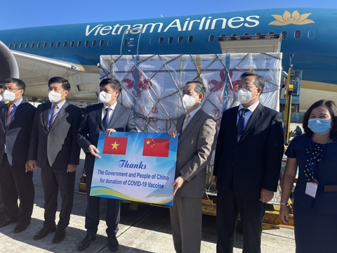 500.000 liều vắc xin từ Trung Quốc đã về tới sân bay Nội Bài - Ảnh 1. 500.000 liều vắc xin từ Trung Quốc đã về tới sân bay Nội Bài - Ảnh 1.