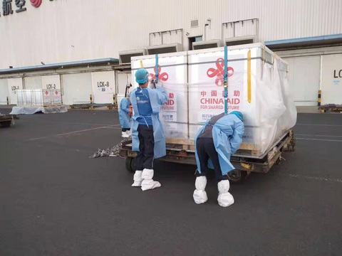 500.000 liều vắc xin từ Trung Quốc đã về tới sân bay Nội Bài - Ảnh 3. 500.000 liều vắc xin từ Trung Quốc đã về tới sân bay Nội Bài - Ảnh 3.