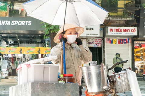 Nắng nóng như nung, người Hà Nội vẫn phơi mình mưu sinh - Ảnh 2. Nắng nóng như nung, người Hà Nội vẫn phơi mình mưu sinh - Ảnh 2.